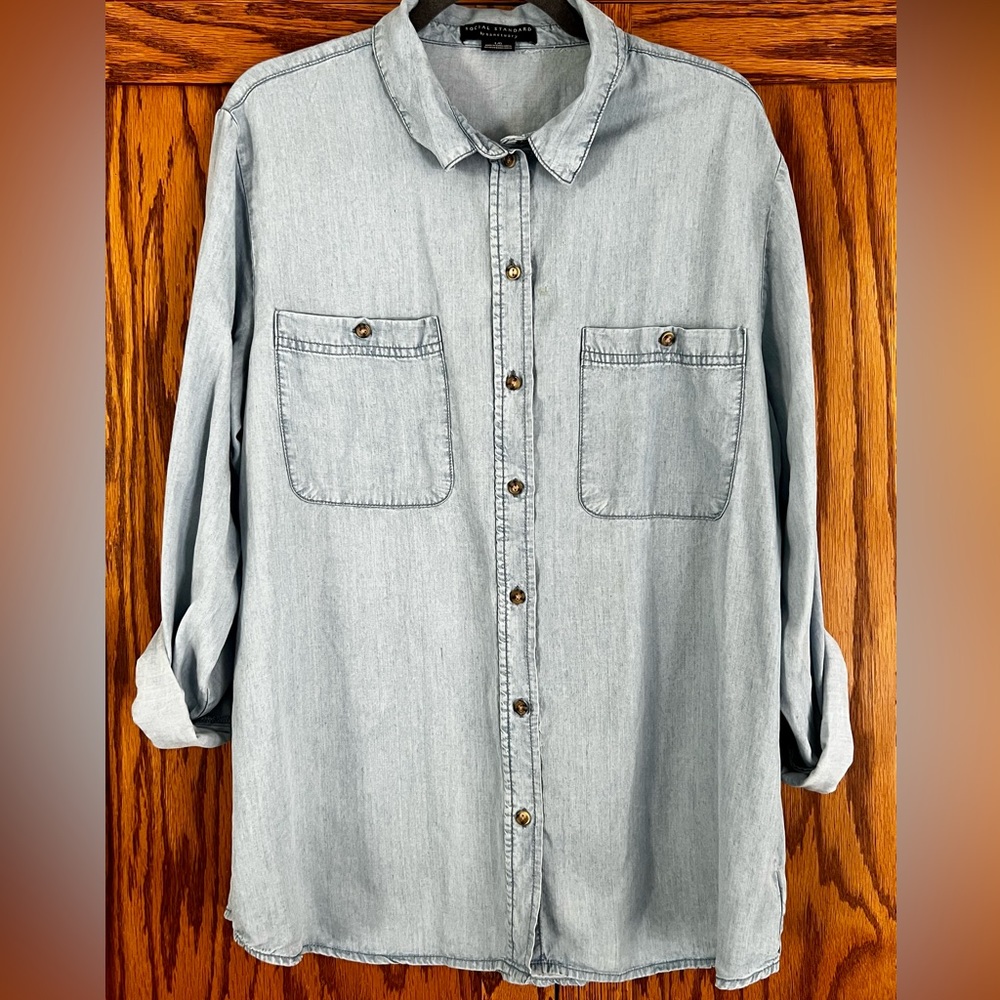 Women’s Sanctuary Light Blue Chambray Button Up, Large